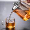 طقم شاي براد زجاجي بمصفاه وغطاء استانيلس مع 4 استكانات لتقديم الشاي للضيوف