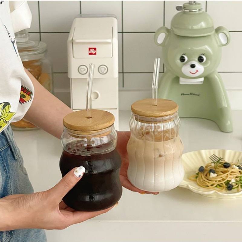 مج زجاج 550 ملي متدرج بشاليموه وغطاء خشبي محكم الغلق لشرب وتقديم المشروبات الباردة والساخنة للضيوف شكل شيك