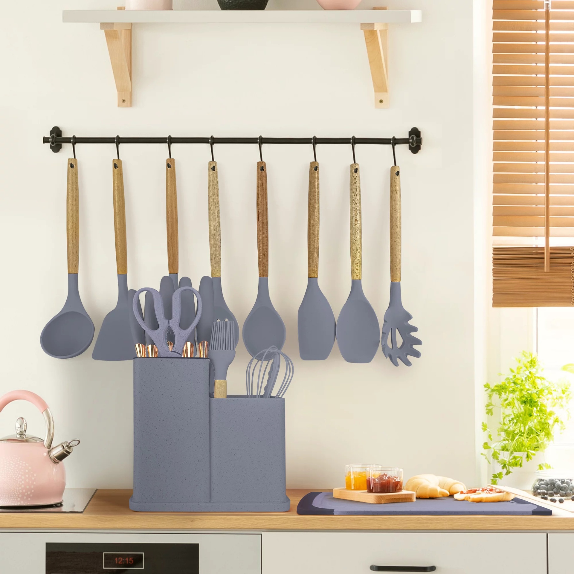 طقم توزيع وسكاكين مع لوح تقطيع 18 قطعة سيليكون بيد خشب وحامل مقسم لسهولة الأختيار - الصورة 3