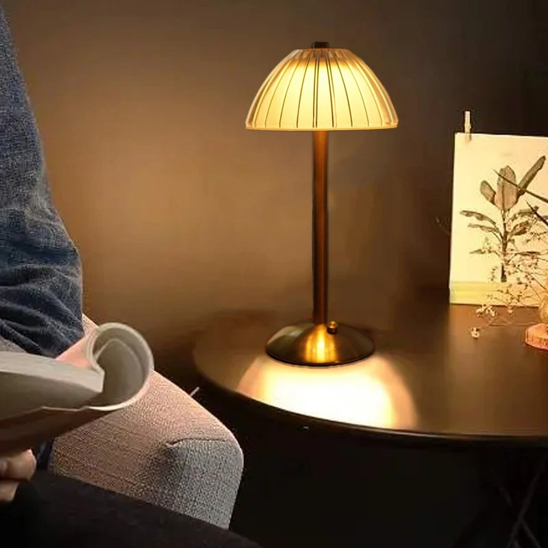 اباجورة تاتش شيك ب 3 الوان مختلفة تعمل بالشحن للمكتب وغرف النوم والأطفال