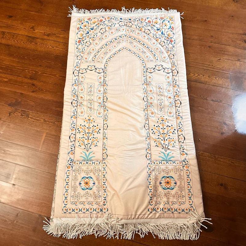 سجادة صلاة مبطنة بالإسفنج باللون الأبيض الملكي بديزاين اسلامي مميز - الصورة 2