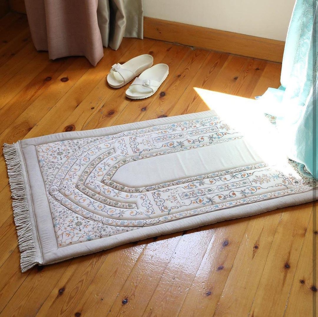 سجادة صلاة مبطنة بالإسفنج باللون الأبيض الملكي بديزاين اسلامي مميز