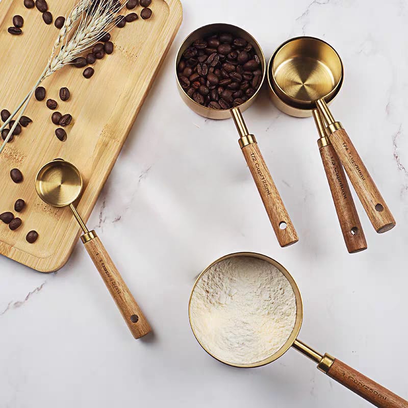 طقم اكواب معيارية 5 قطع بمقاسات مختلفة استانليس ستيل مطلي باللون الذهبي بيد خشب - الصورة 2