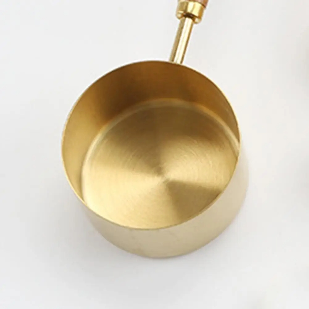 طقم اكواب معيارية 5 قطع بمقاسات مختلفة استانليس ستيل مطلي باللون الذهبي بيد خشب - الصورة 5