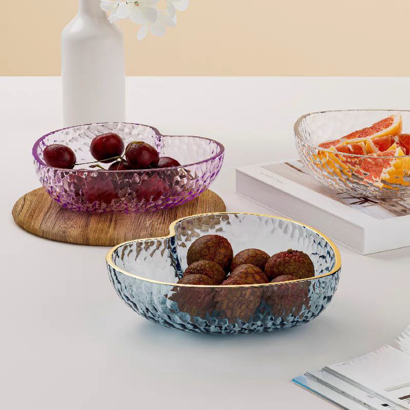 طبق علي شكل قلب لحمل وتقديم الفواكه والمكسرات والشوكولاتة والسلطات بشكل شيك من الاكليريك بحواف جولد