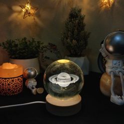 Alternative view of بلورة كريستال ثلاثية الابعاد بتصميم كوكب زحل  بقاعدة خشبية قابلة للفصل