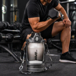 Alternative view of زجاجة مياة 1500 ملي بشاليموه مناسبة للجيم والجامعات بيد لسهولة الحمل