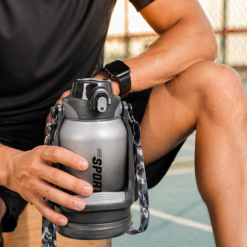 زجاجة مياة 1500 ملي بشاليموه مناسبة للجيم والجامعات بيد لسهولة الحمل